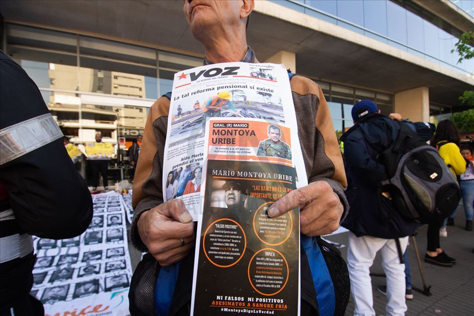Protesta contra el general retirado Mario Montoya en Bogotá