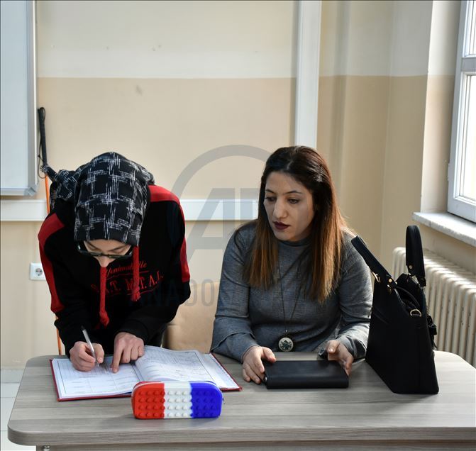 معلم نابینا دنیای دانشآموزان خود را روشن میکند
