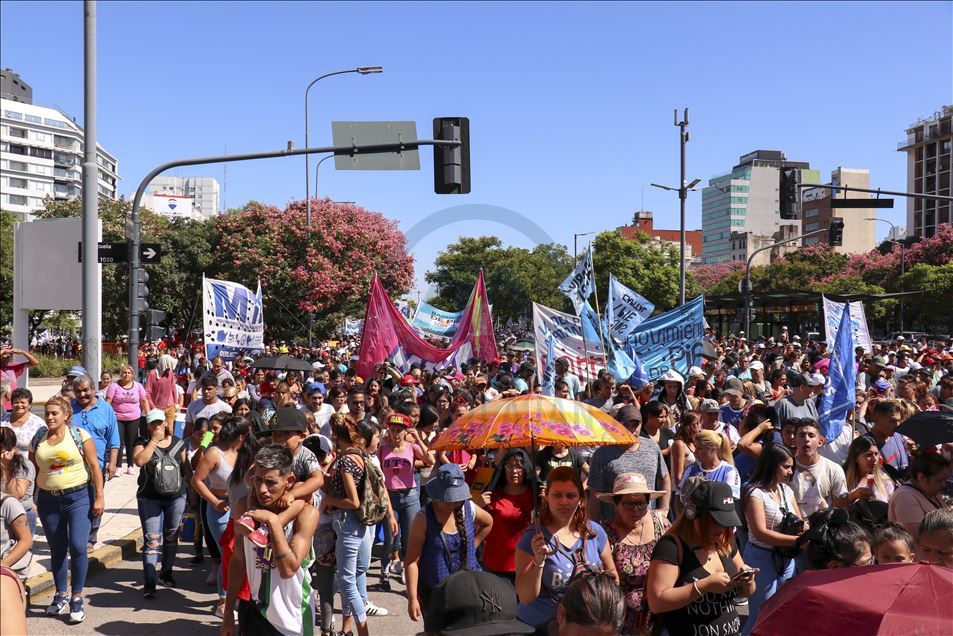 Demonstrasi tolak IMF di Buenos Aires