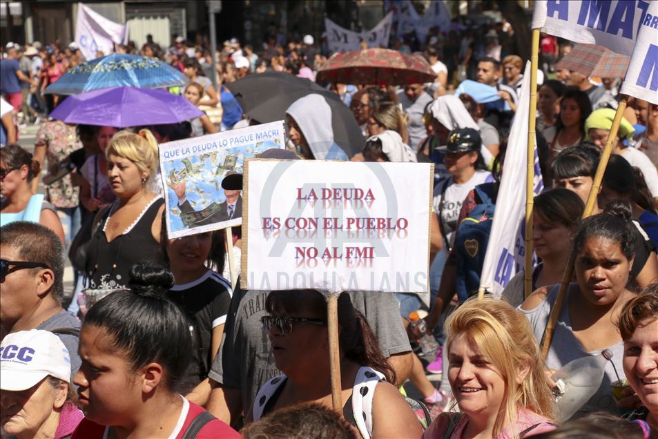 Demonstrasi tolak IMF di Buenos Aires