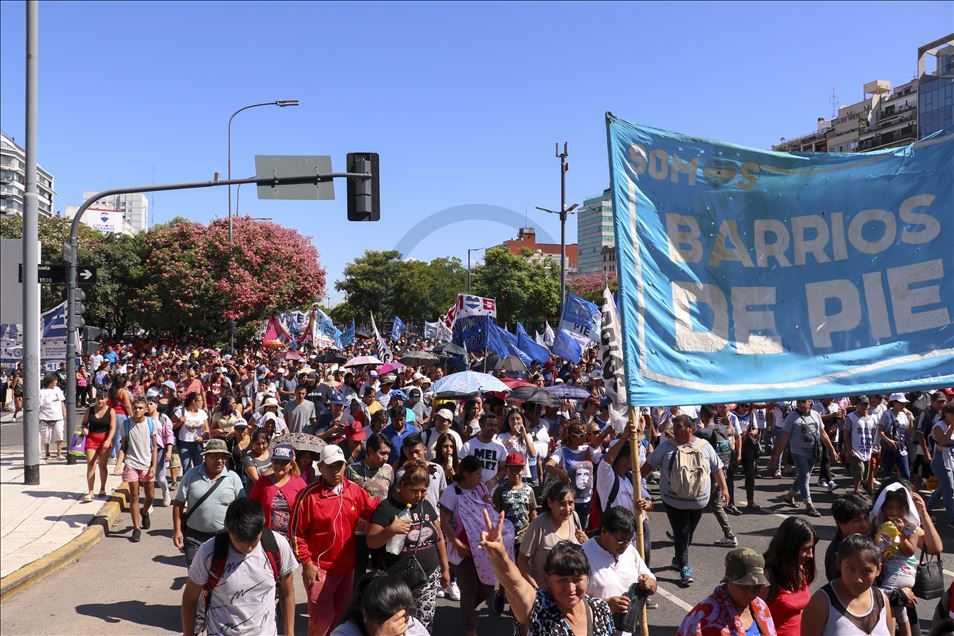 Demonstrasi tolak IMF di Buenos Aires