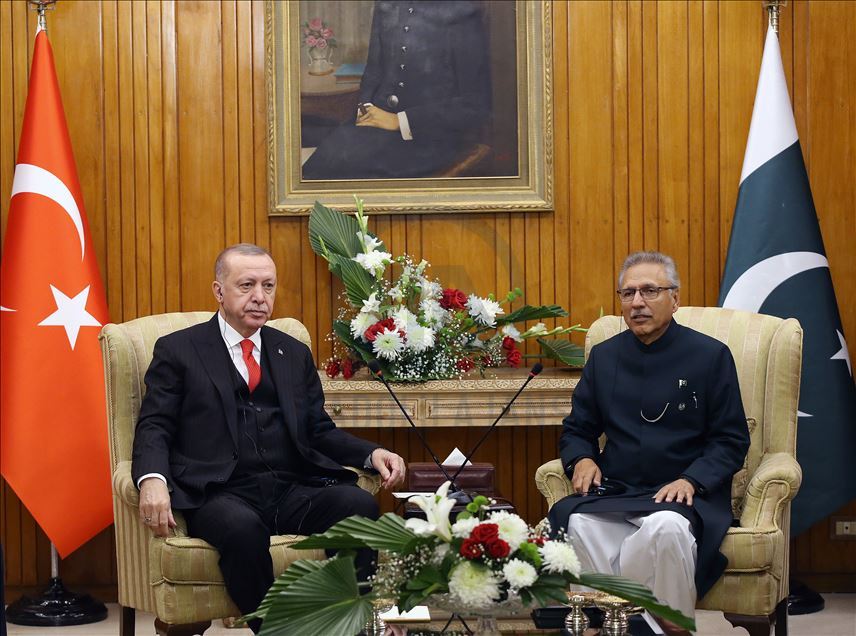 أردوغان يلتقي نظيره الباكستاني في إسلام أباد
