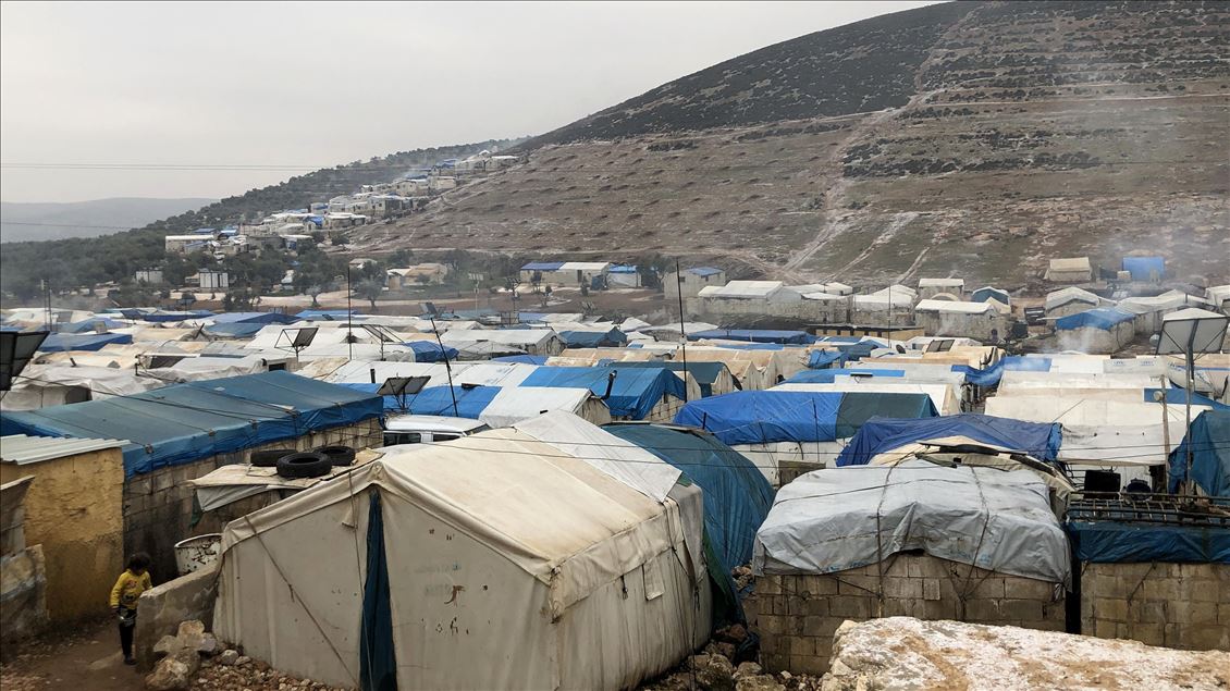 İdlib'deki evsizler, çadırlarını nefesleriyle ısıtıyor