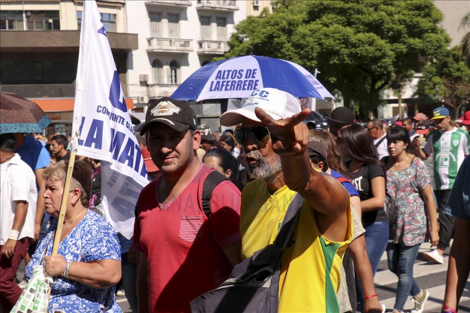 Demonstrasi tolak IMF di Buenos Aires