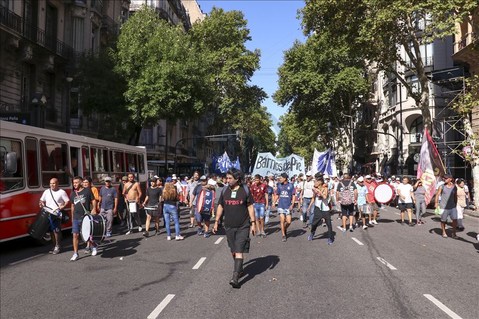 Demonstrasi tolak IMF di Buenos Aires