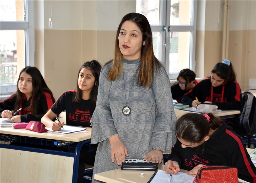 معلم نابینا دنیای دانشآموزان خود را روشن میکند