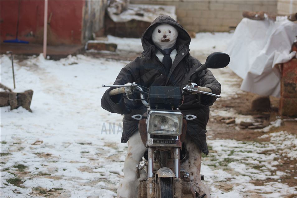 Sniježne padavine nadahnule mladića u Turskoj: Napravio Snješka Bijelića i stavio ga da vozi motor 