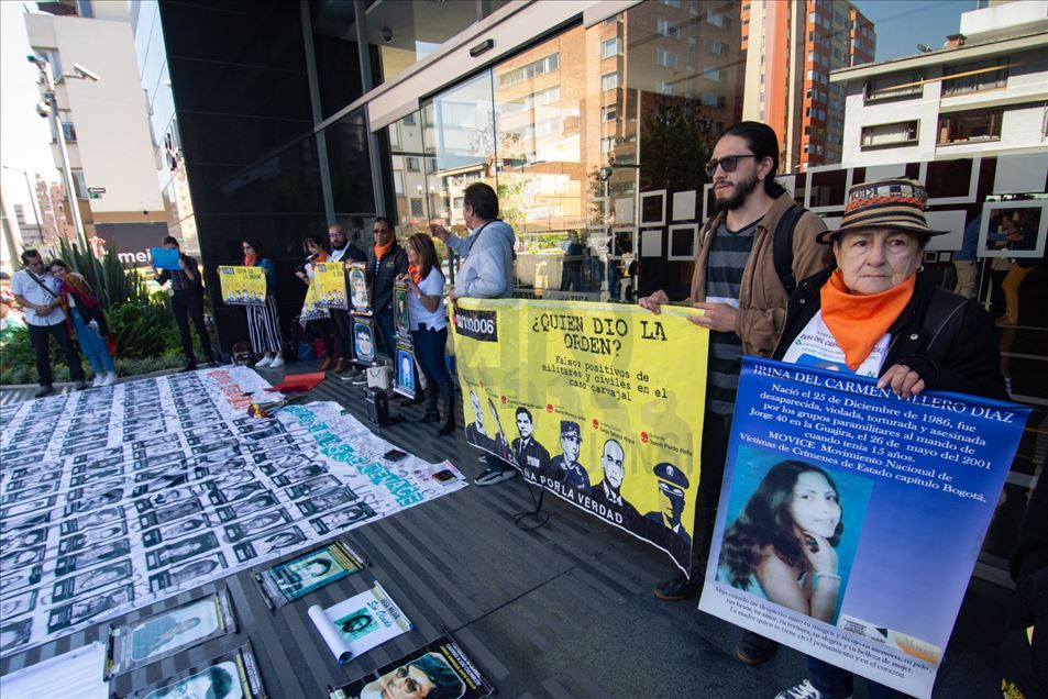 Protesta contra el general retirado Mario Montoya en Bogotá