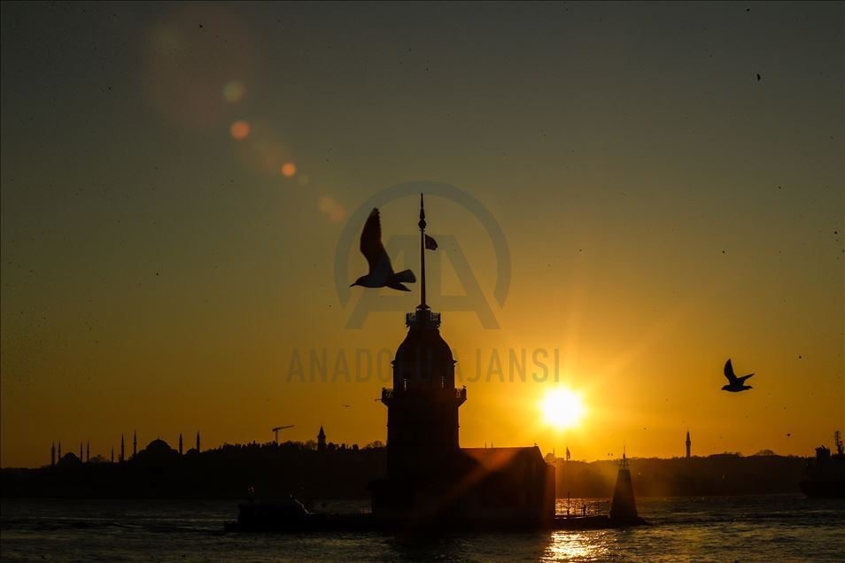 Zalazak sunca u Istanbulu s pogledom na Galata i Djevojačku kulu