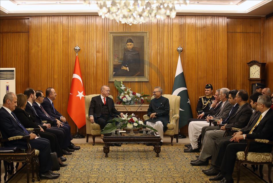 أردوغان يلتقي نظيره الباكستاني في إسلام أباد
