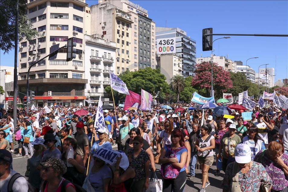 Demonstrasi tolak IMF di Buenos Aires