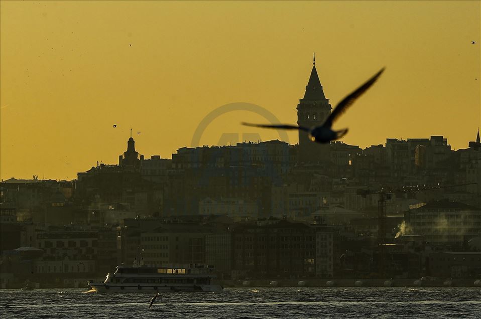 Zalazak sunca u Istanbulu s pogledom na Galata i Djevojačku kulu