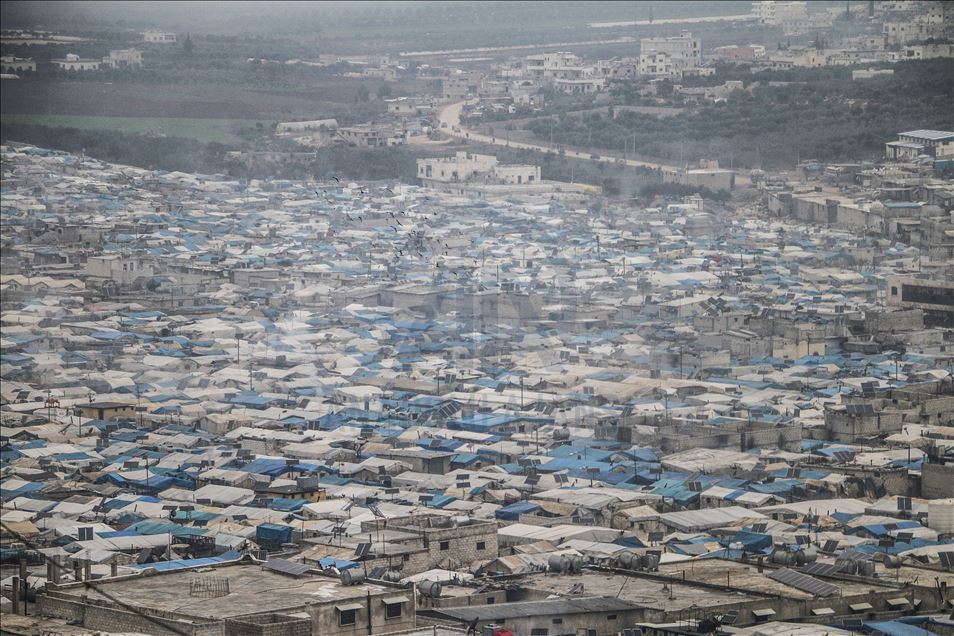 İdlib'deki evsizler, çadırlarını nefesleriyle ısıtıyor
