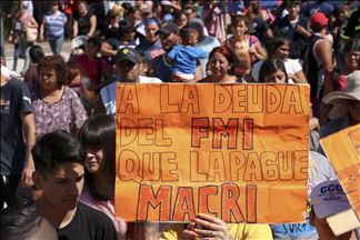 Demonstrasi menentang IMF di Buenos Aires, Argentina