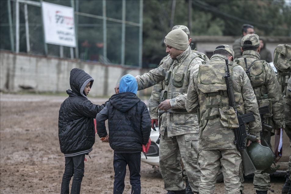 Sınırdaki çocukların Mehmetçik sevgisi