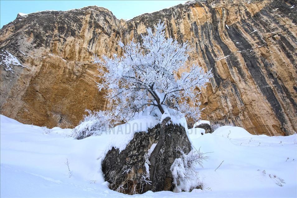چشم انداز زیبای زمستانی برف در مالاتیا