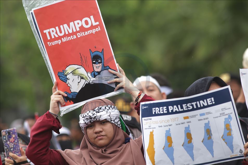 Demonstrasi menolak rencana proposal Trump di depan Kedubes AS