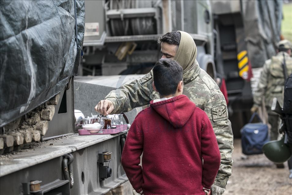 Sınırdaki çocukların Mehmetçik sevgisi