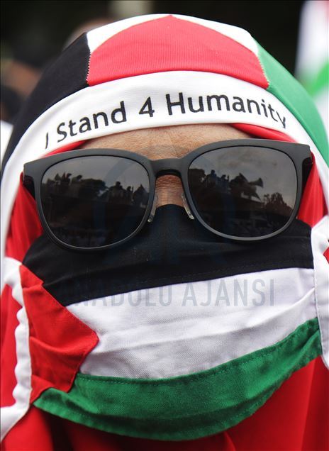 Demonstrasi menolak rencana proposal Trump di depan Kedubes AS
