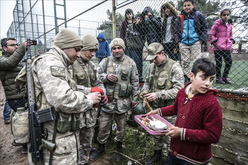 Sınırdaki çocukların Mehmetçik sevgisi