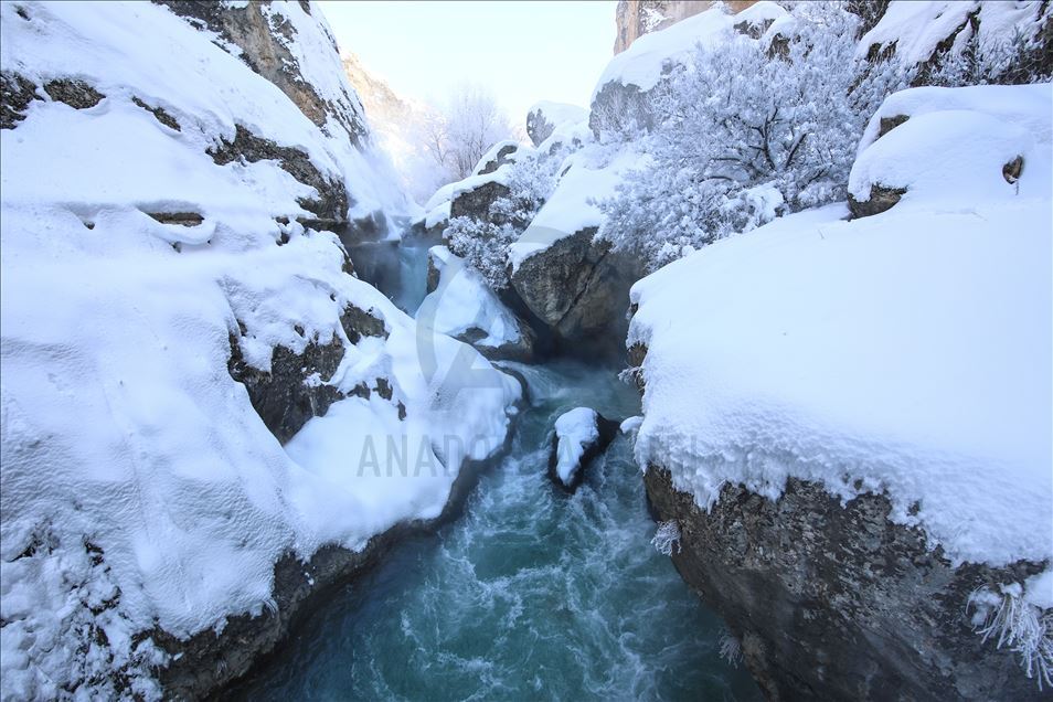 چشم انداز زیبای زمستانی برف در مالاتیا