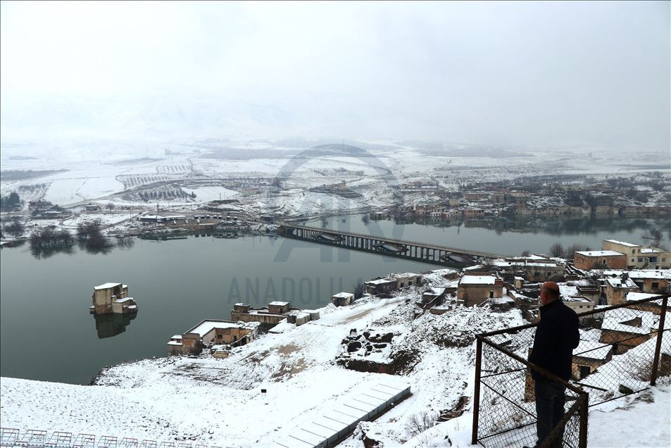 Hasankeyf'teki tarihi yapılar karla görsel şölen sundu