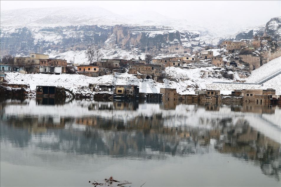 Hasankeyf'teki tarihi yapılar karla görsel şölen sundu