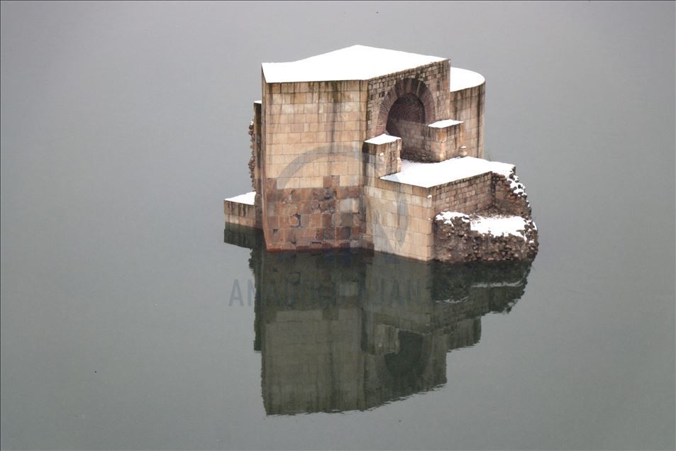 Hasankeyf'teki tarihi yapılar karla görsel şölen sundu