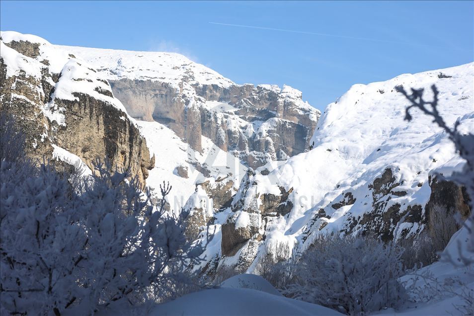 چشم انداز زیبای زمستانی برف در مالاتیا