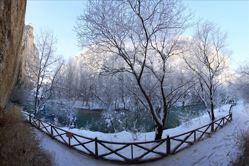 چشم انداز زیبای زمستانی برف در مالاتیا