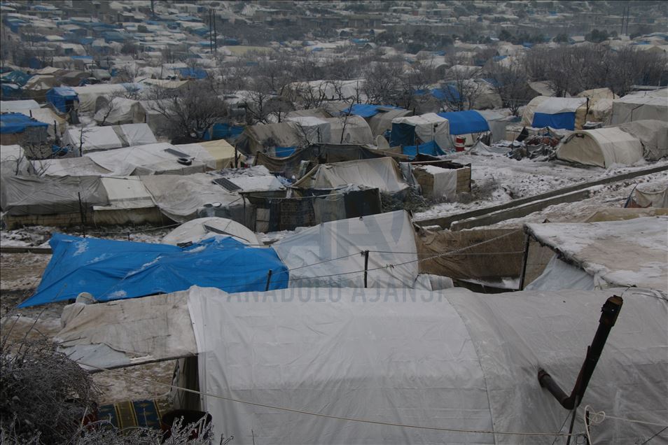 Idlib, civilët e ikur nga sulmet e Asadit vuajnë nga bora dhe acari në tenda
