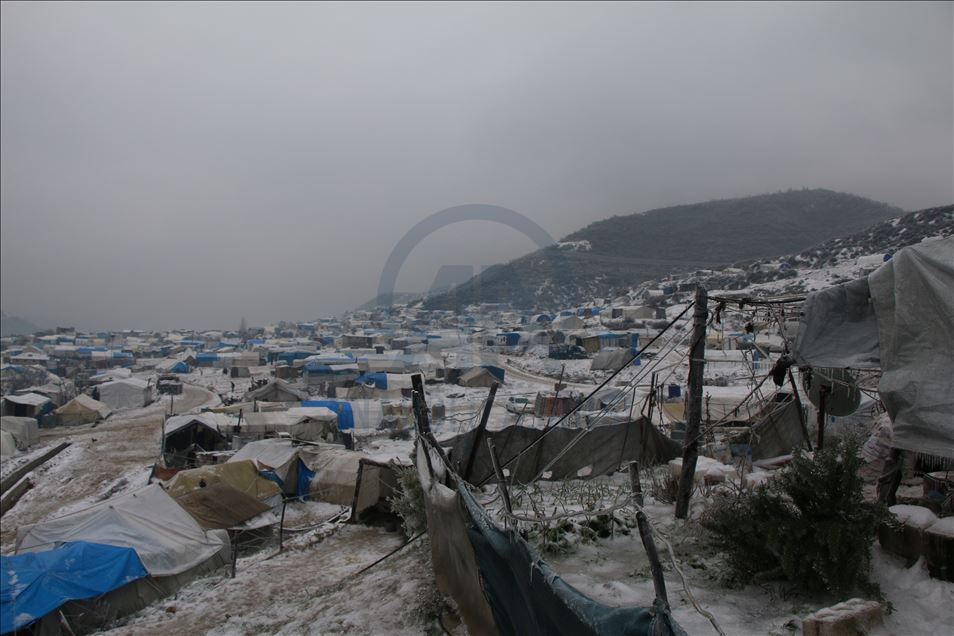 Idlib, civilët e ikur nga sulmet e Asadit vuajnë nga bora dhe acari në tenda
