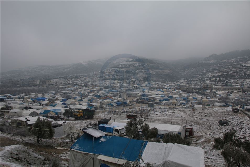 Idlib, civilët e ikur nga sulmet e Asadit vuajnë nga bora dhe acari në tenda
