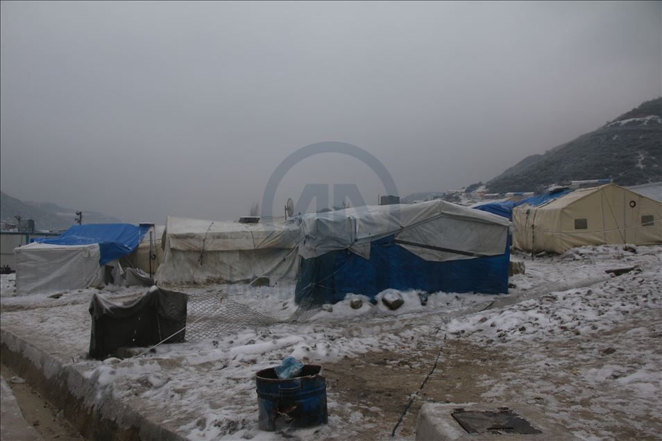 Idlib, civilët e ikur nga sulmet e Asadit vuajnë nga bora dhe acari në tenda
