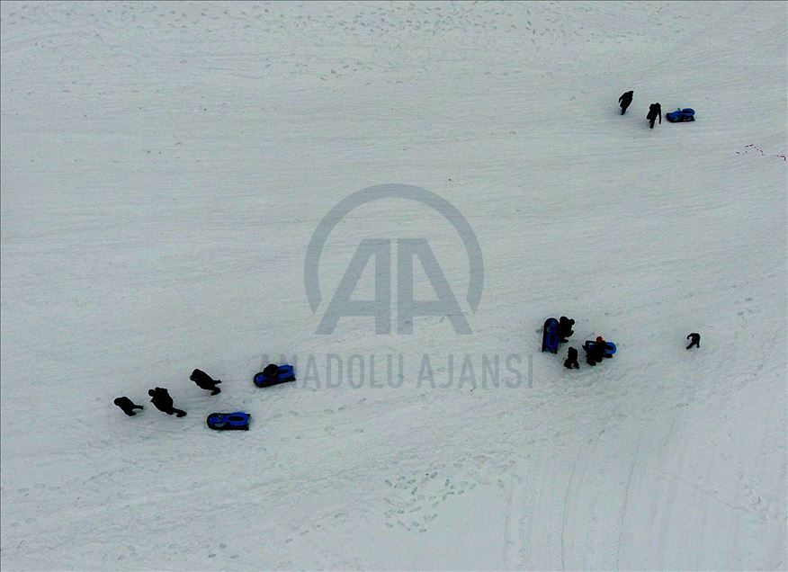 Topuk Yaylası'ndaki göletin yüzeyi buz tuttu