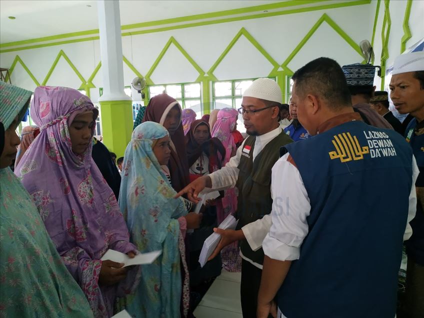 إندونيسيا.. 300 شخص يدخلون الإسلام جماعيا<br />
