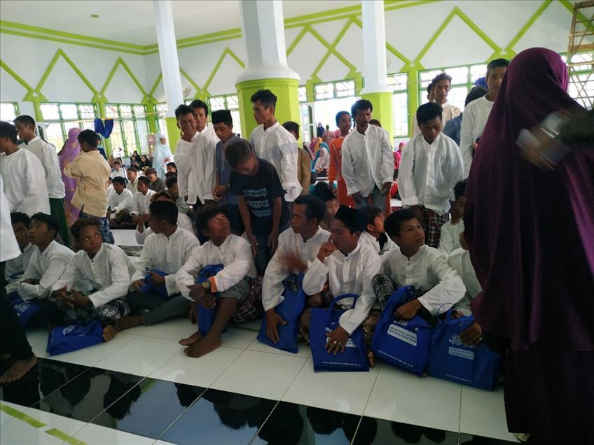 إندونيسيا.. 300 شخص يدخلون الإسلام جماعيا<br />
