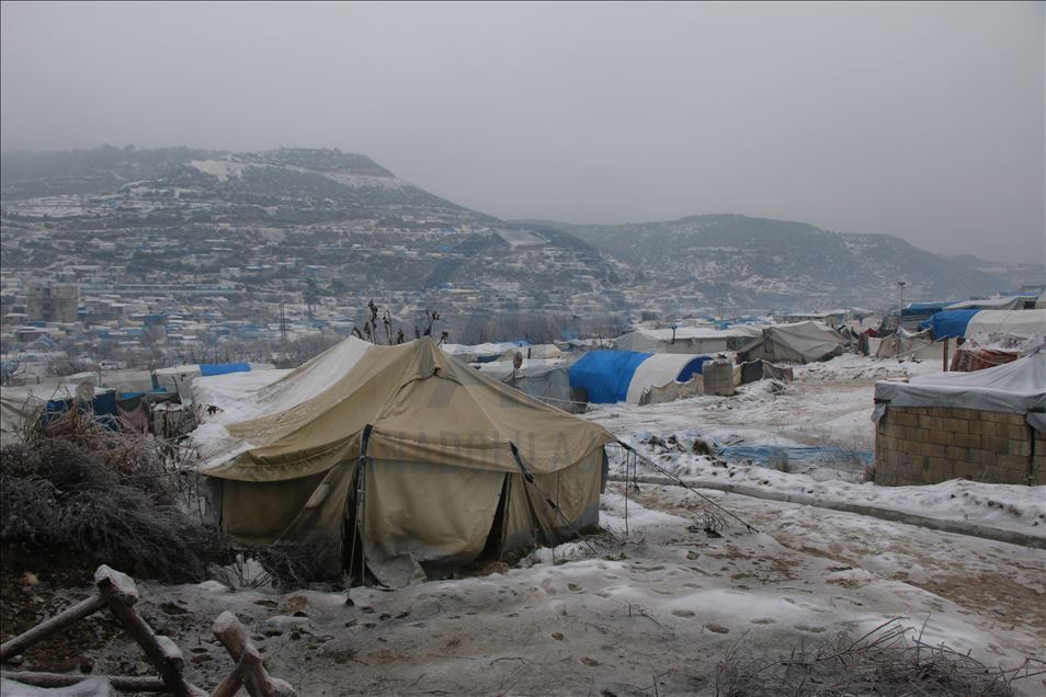 Idlib, civilët e ikur nga sulmet e Asadit vuajnë nga bora dhe acari në tenda
