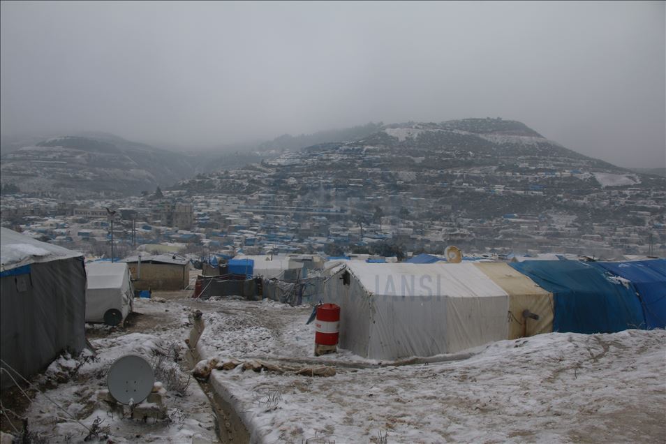 Idlib, civilët e ikur nga sulmet e Asadit vuajnë nga bora dhe acari në tenda
