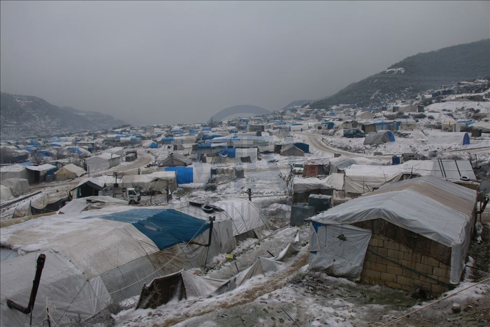 Idlib, civilët e ikur nga sulmet e Asadit vuajnë nga bora dhe acari në tenda
