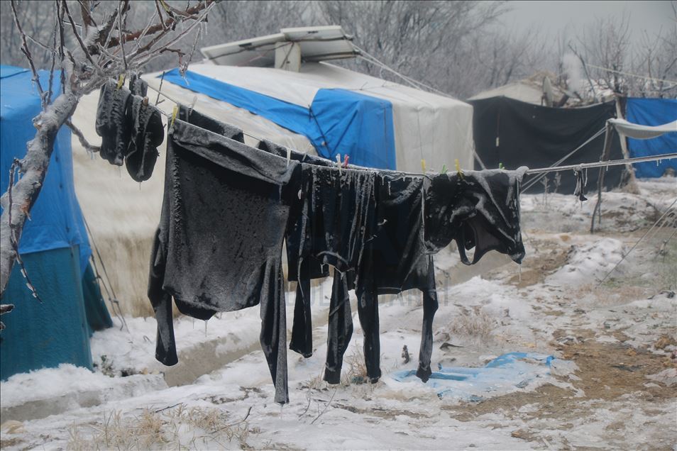 Idlib, civilët e ikur nga sulmet e Asadit vuajnë nga bora dhe acari në tenda

