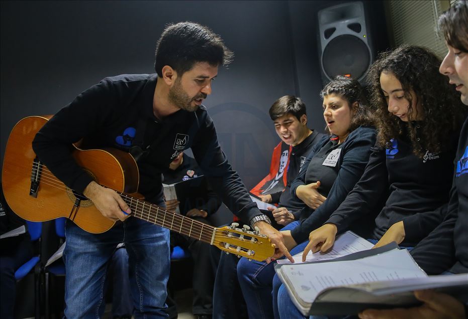 بالموسيقى.. مدرس تركي يدمج أطفال التوحد بالمجتمع 