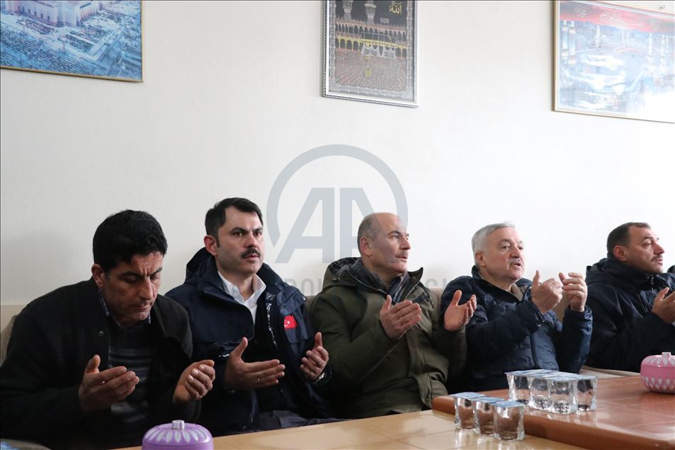 Bakanlar Soylu ve Kurum, Elazığ'daki deprem bölgesinde incelemelerde bulundu
