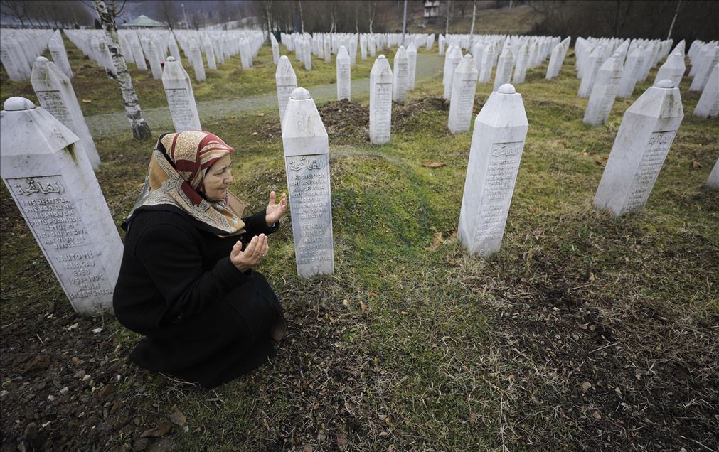 Srebrenitsa'nın yalnız anneleri, eski fotoğraflarla avunup sevdiklerine yeniden kavuşmayı bekliyor