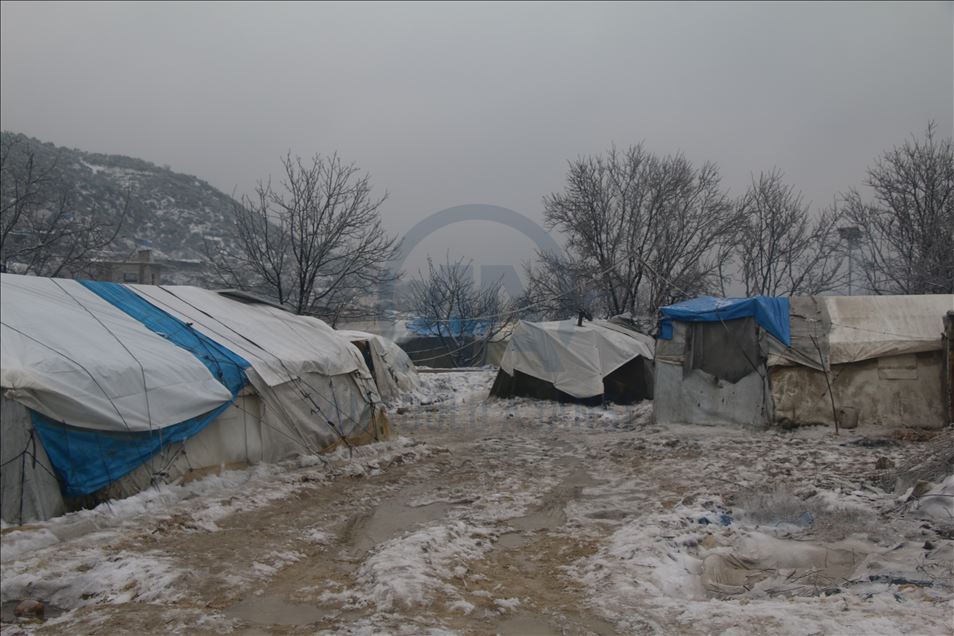 Idlib, civilët e ikur nga sulmet e Asadit vuajnë nga bora dhe acari në tenda
