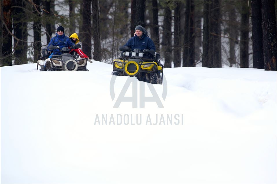 Topuk Yaylası'ndaki göletin yüzeyi buz tuttu