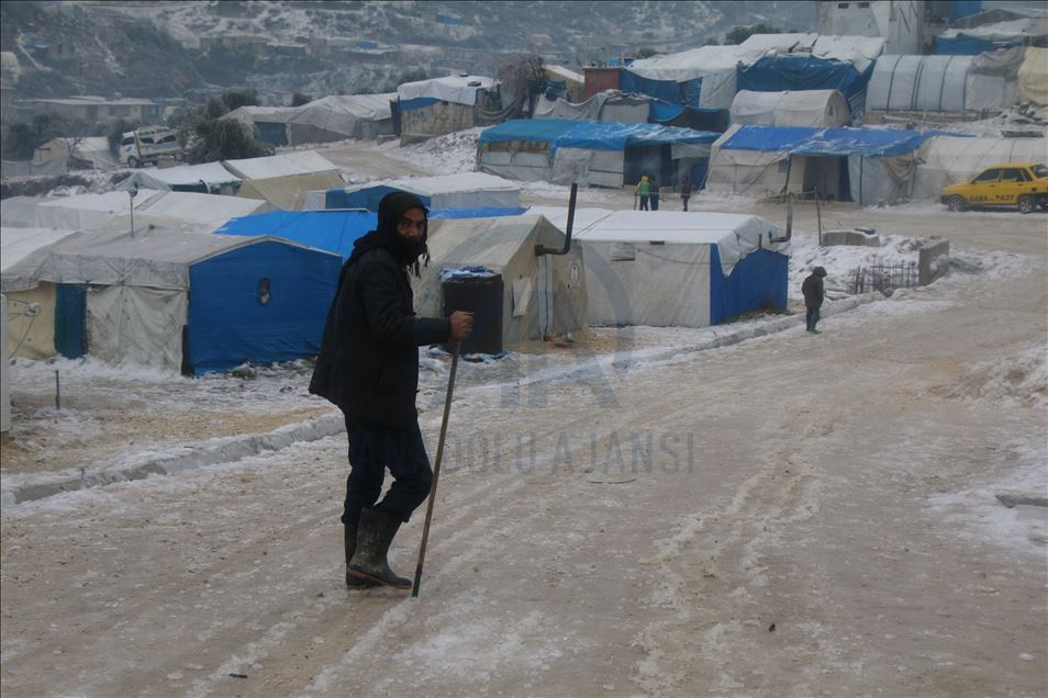 Idlib, civilët e ikur nga sulmet e Asadit vuajnë nga bora dhe acari në tenda

