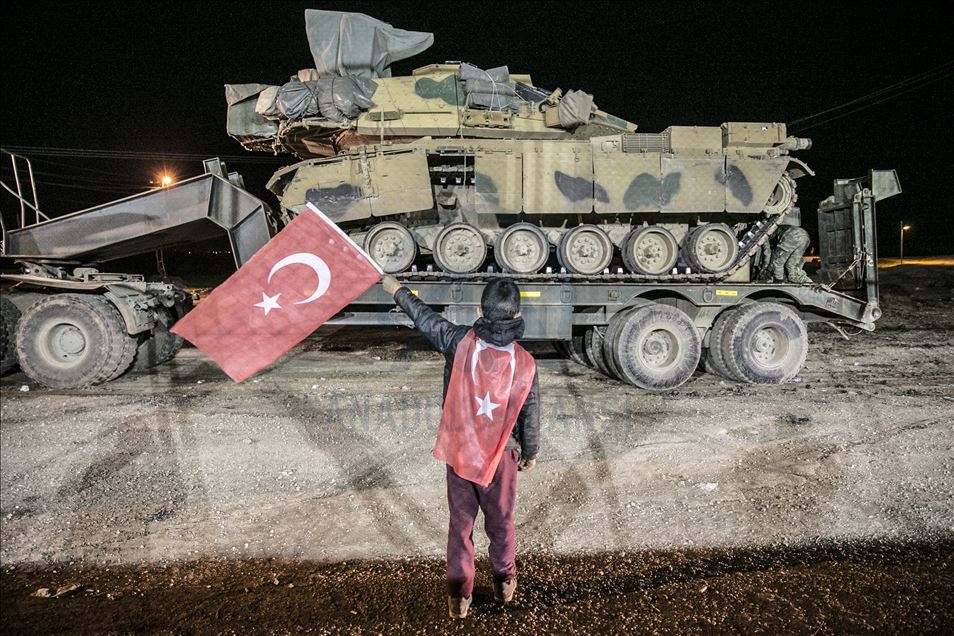 وصول تعزيزات عسكرية تركية جديدة إلى الحدود السورية
