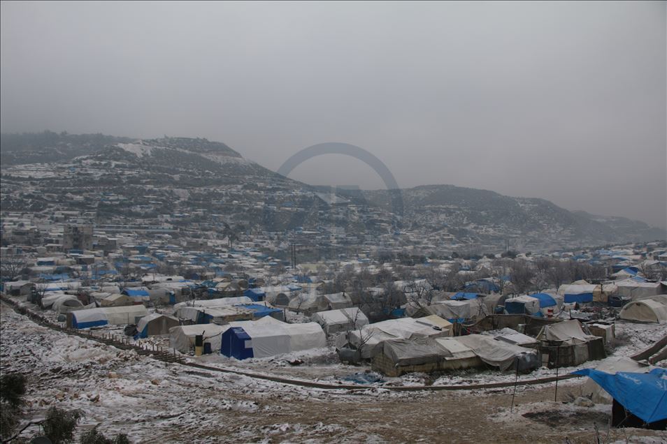 Idlib, civilët e ikur nga sulmet e Asadit vuajnë nga bora dhe acari në tenda
