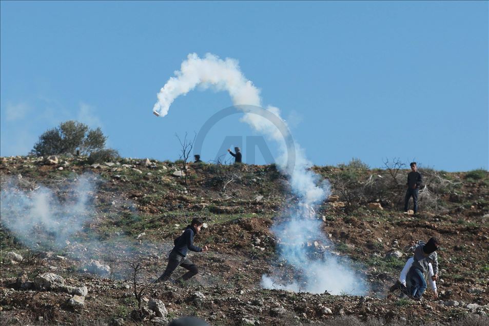 إصابة عشرات الفلسطينيين بمواجهات مع الجيش الإسرائيلي وسط الضفة